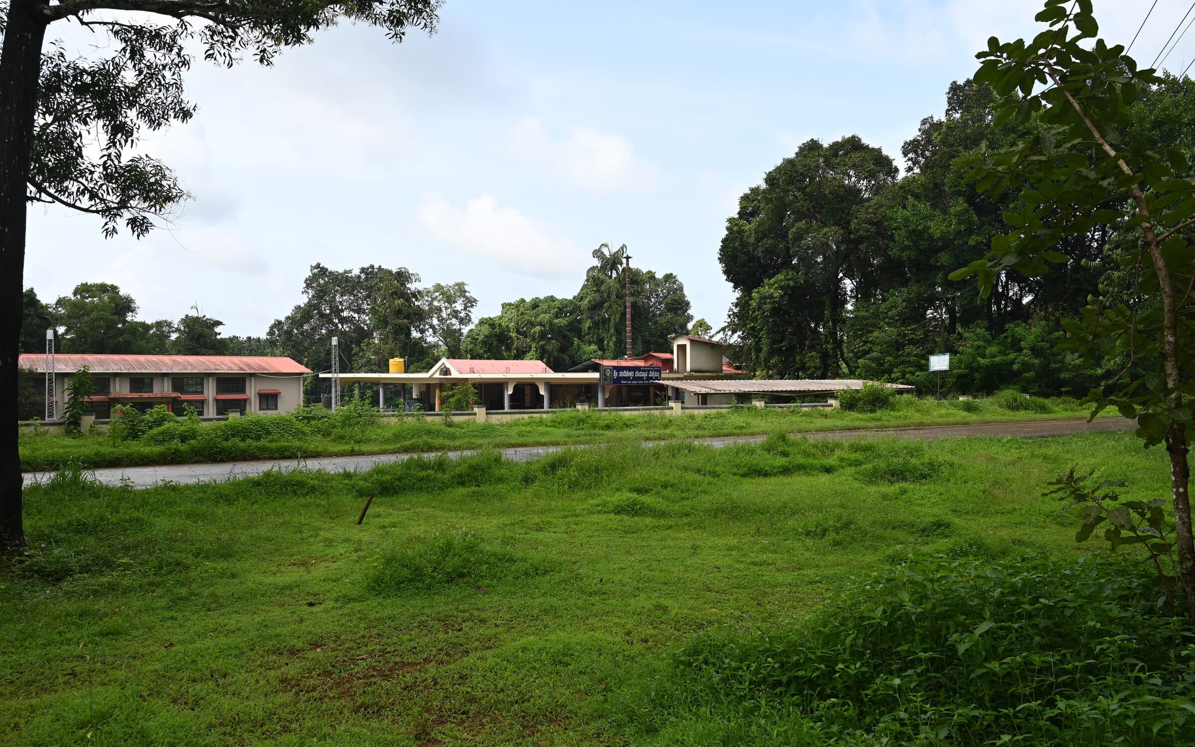 Exterior view of Mekkekattu Shri Nandikeshwara Temple in Shiriyara